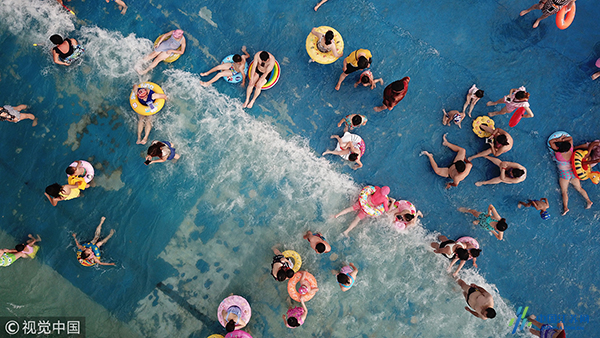 扬州高温持续 水上乐园开启下饺子模式