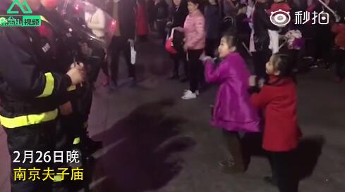 原标题:萌娃为民警跳舞 吸引路人围观