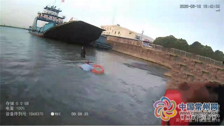 【】女子跳江自杀，五旬辅警下水救人