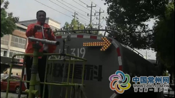 |汽修店突然起火，洒水车“客串”消防车
