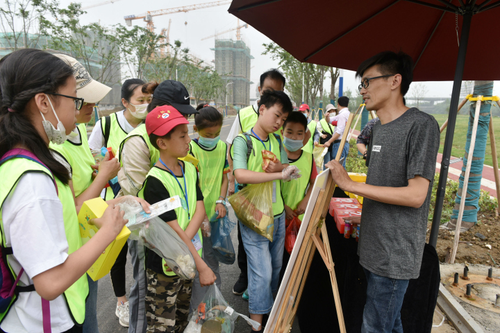 |迎世界环境日 常报小记者亲子徒步活动宣传环保