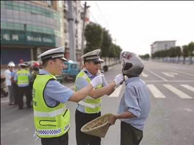 |常州：“一盔一带”安全守护 积极争做“带头人”