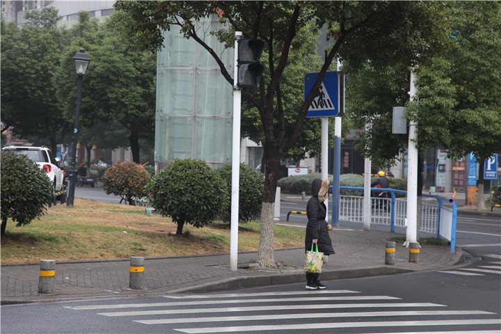 |抓拍组图：寒风冷雨上班路 常州市民这样保暖