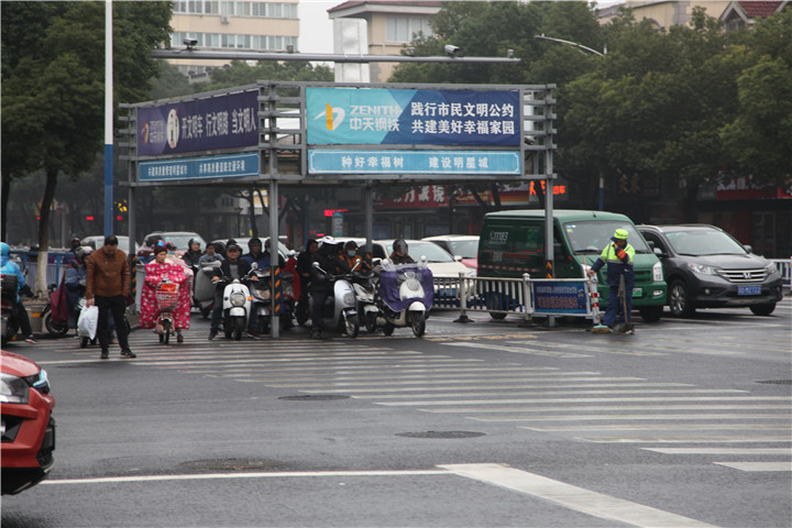 |抓拍组图：寒风冷雨上班路 常州市民这样保暖