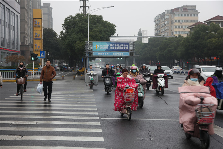 |抓拍组图：寒风冷雨上班路 常州市民这样保暖