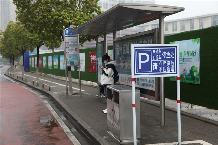 |抓拍组图：寒风冷雨上班路 常州市民这样保暖