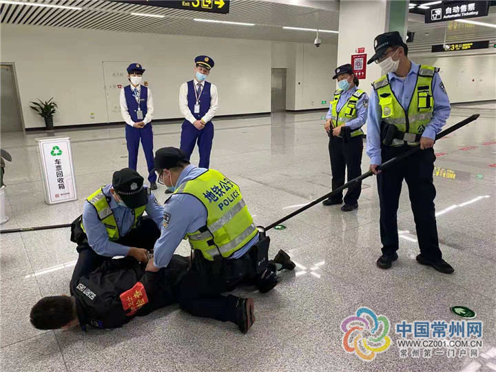 |常州地铁公安：守护乘客安全“一抹红”