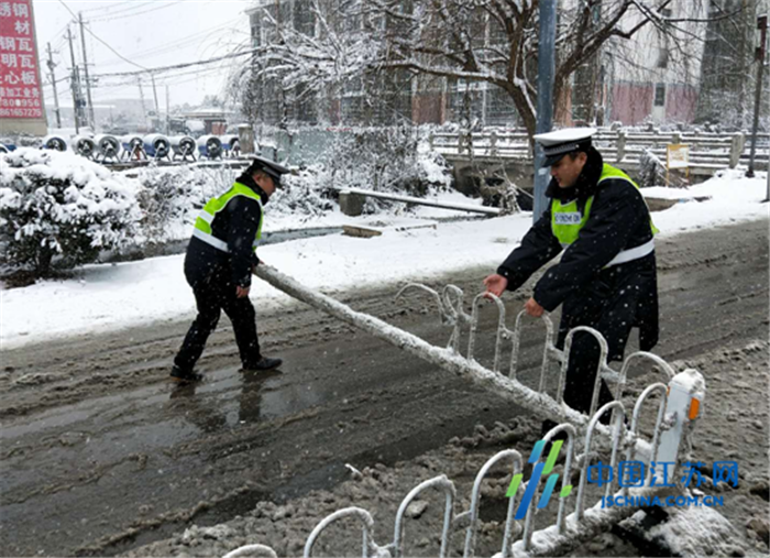 苏淮高新区辖区干警全力应对冰雪恶劣天气