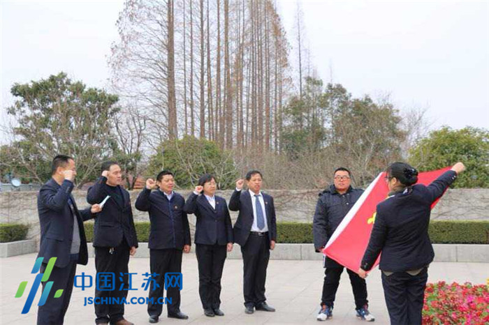 京沪高速淮安管理处六洞服务区党员重温入党誓