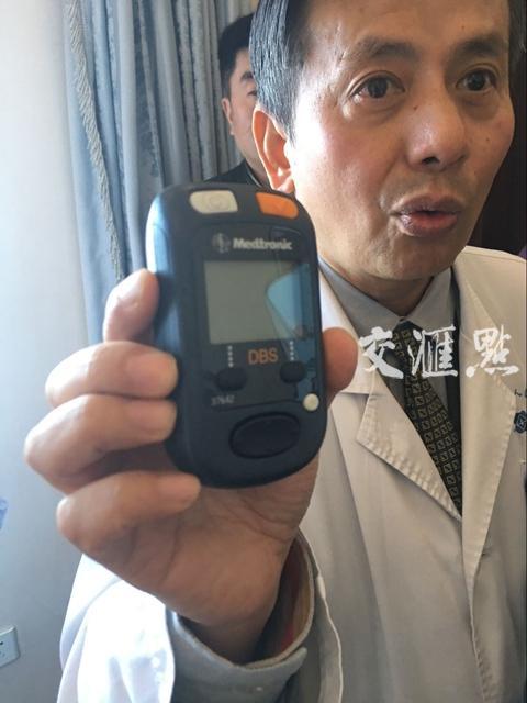 江苏省人民医院神经外科主任医师赵春生展示脑起搏器体外充电器