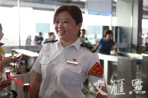 南京站客运主任刘咏梅。