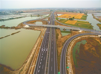 14日,泰州阜兴泰高速公路兴化至泰州段(简称兴泰高速)最近完成路面