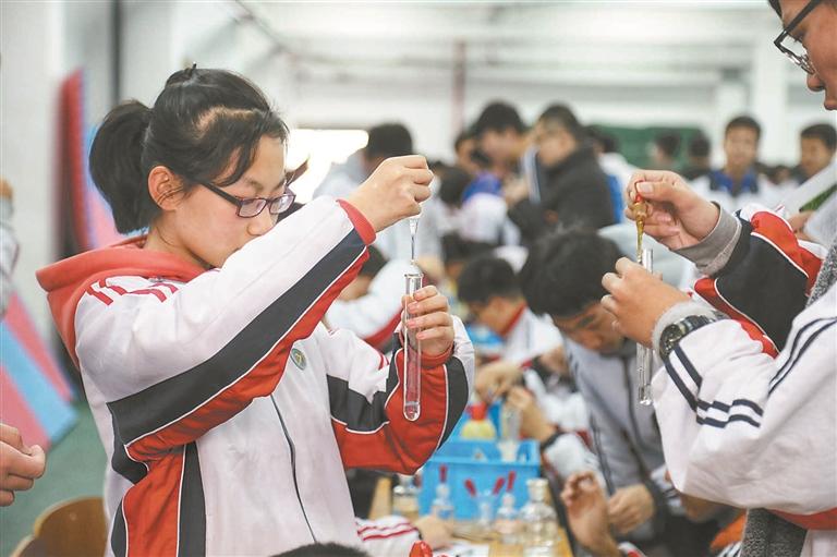 南京第十三中学举办萌创科技节 让人大开眼界