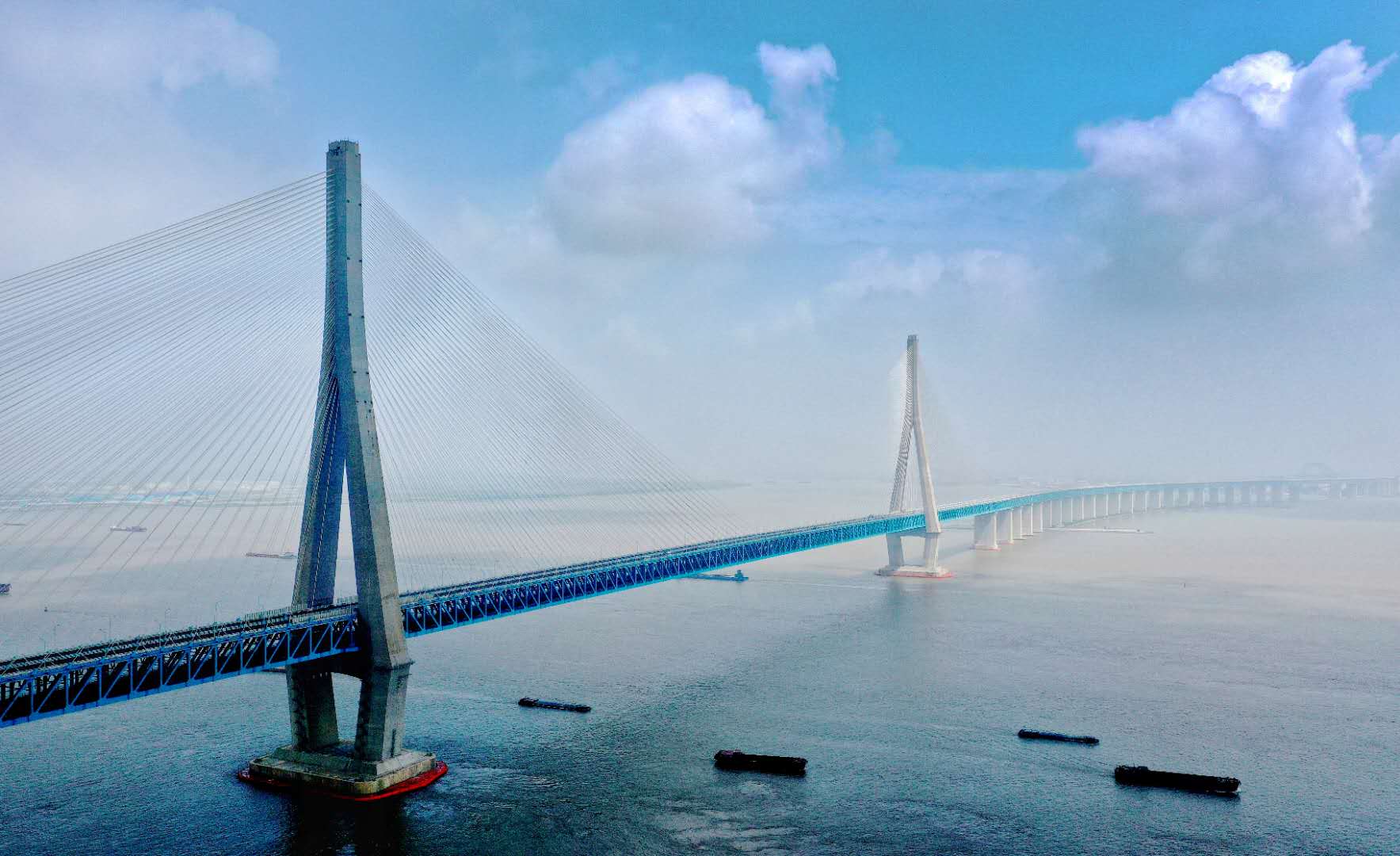 沪苏通铁路7月1日正式通车沪苏通长江公铁大桥主桥创三项世界之最