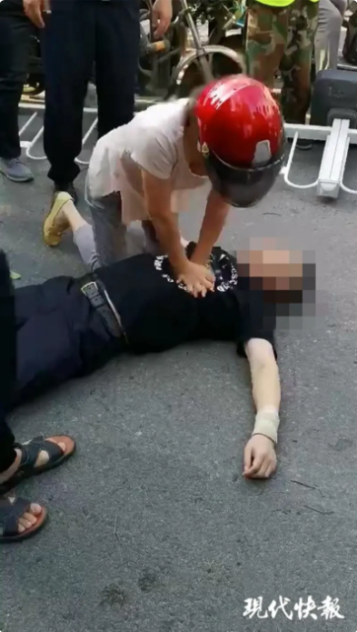 |南京一男子突发疾病，驾车撞树！女护士跪地施救20分钟……