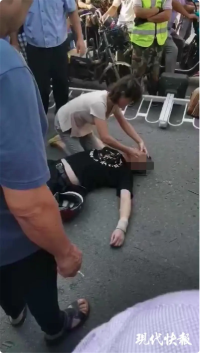 |南京一男子突发疾病，驾车撞树！女护士跪地施救20分钟……