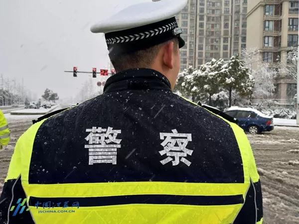 警察,最美的背影