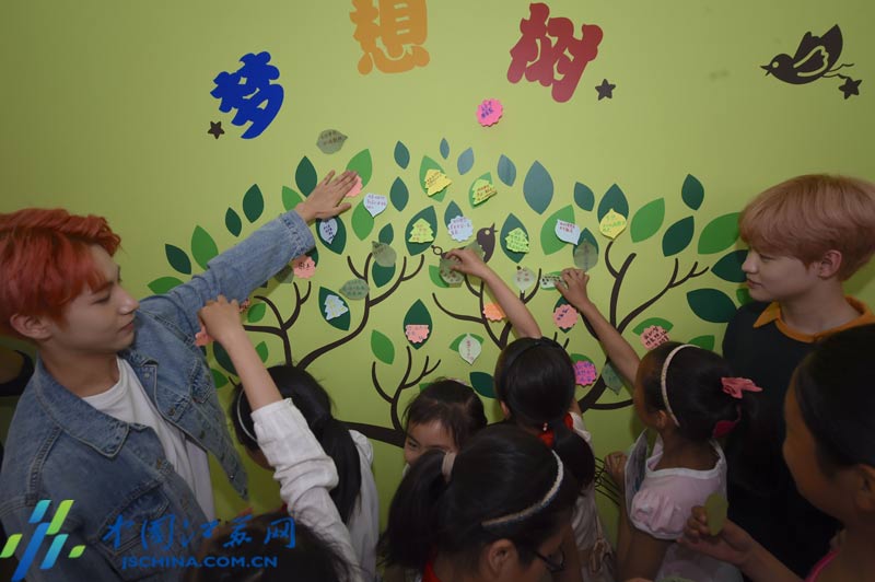 点亮艺术梦 南京小学生与韩国歌星共植 梦想树