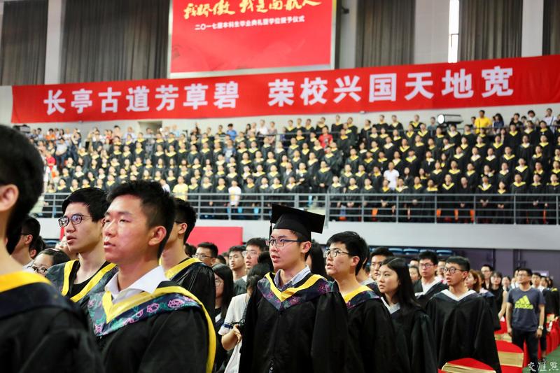 "长亭古道芳草碧 荣校兴国天地宽"南航毕业典礼的横幅下,毕业学子