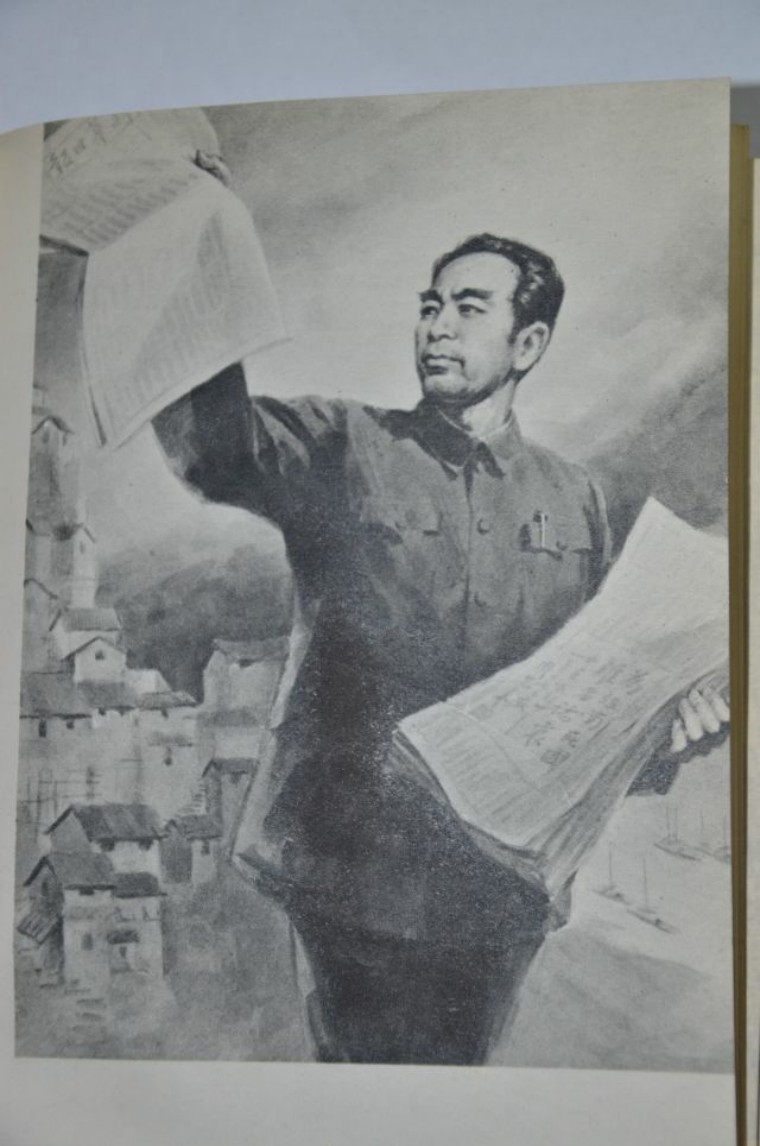 南京藏书爱好者:泛黄旧书记录的新华小报童故事