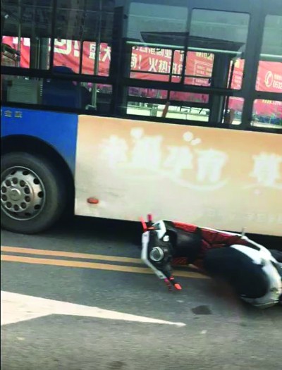 连云港一公交车撞上电动车 一男孩受伤一女孩