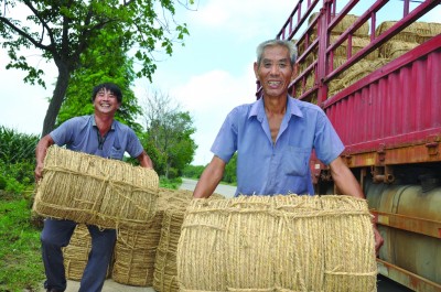 灌南县田楼镇低收入户家庭通过加工生产草绳、