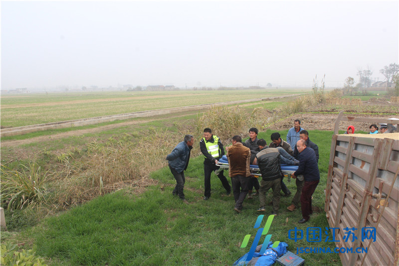 灌云县四队镇一辆变型拖拉机失控翻入麦田 民警及时救援司机脱险