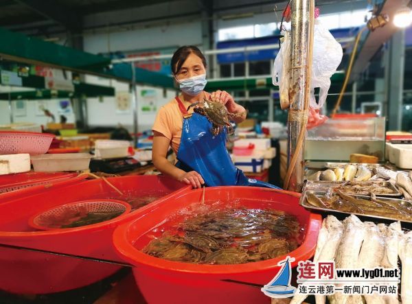 |连云港海鲜市场供销两旺 螃蟹、东方虾成主角