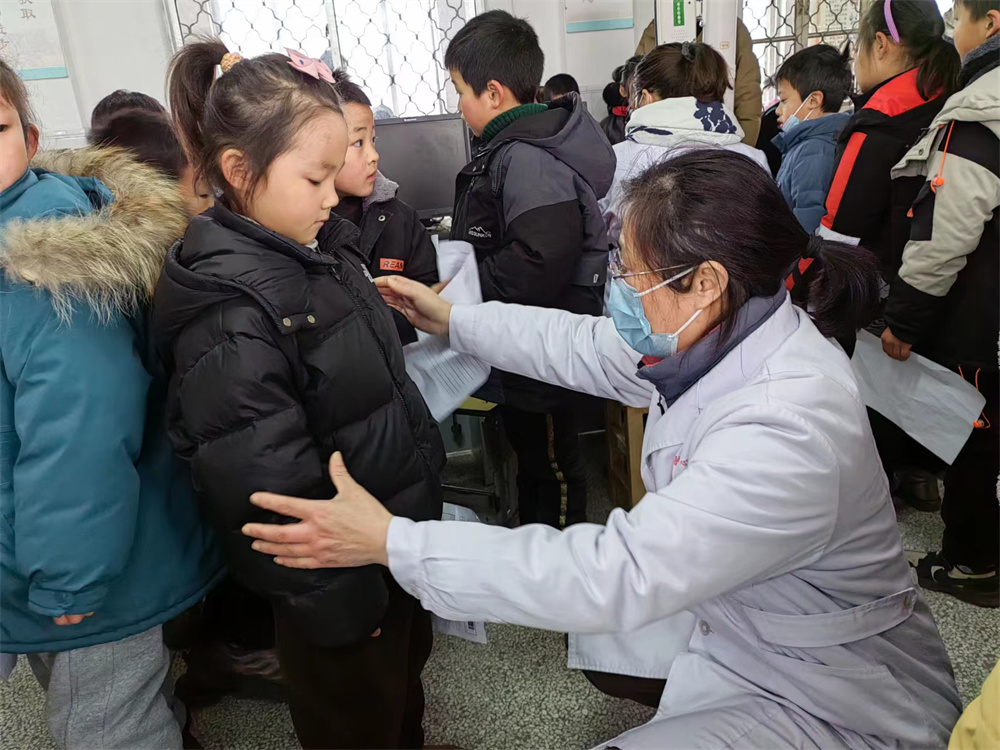 东海县驼峰中心卫生院:冬季体检护学生健康 暖心服务送冬日暖阳kaiyun网站(图2)