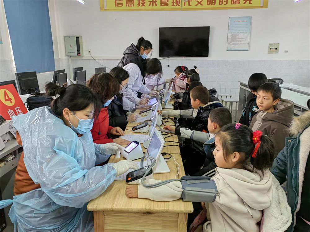 东海县驼峰中心卫生院:冬季体检护学生健康 暖心服务送冬日暖阳kaiyun网站(图3)