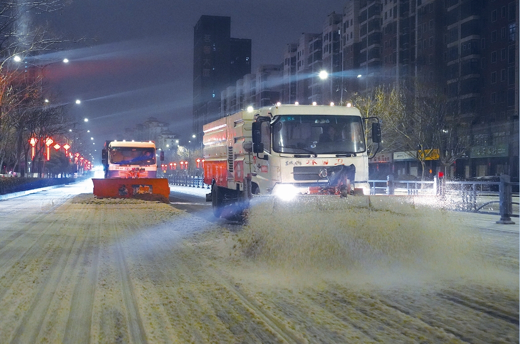 开元体育官网连云港：全城行动 除雪保畅(图1)