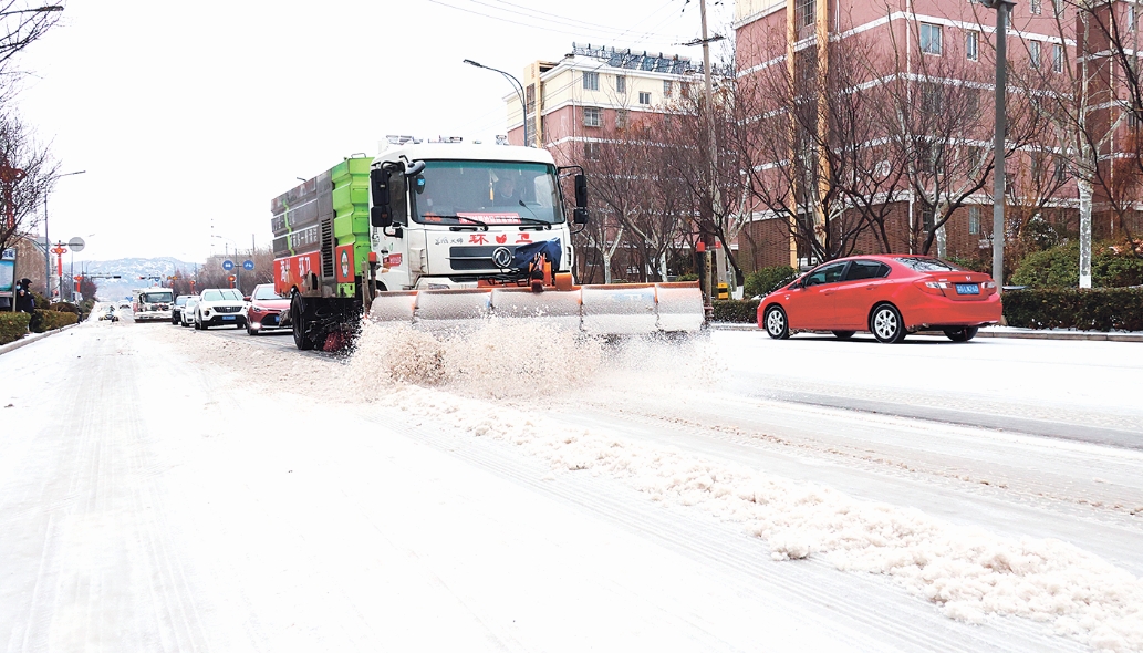 开元体育官网连云港：全城行动 除雪保畅(图2)