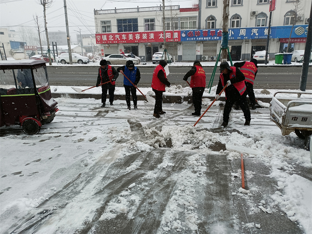江苏东海县房山镇：关工委古稀志愿者铲雪除冰保畅通