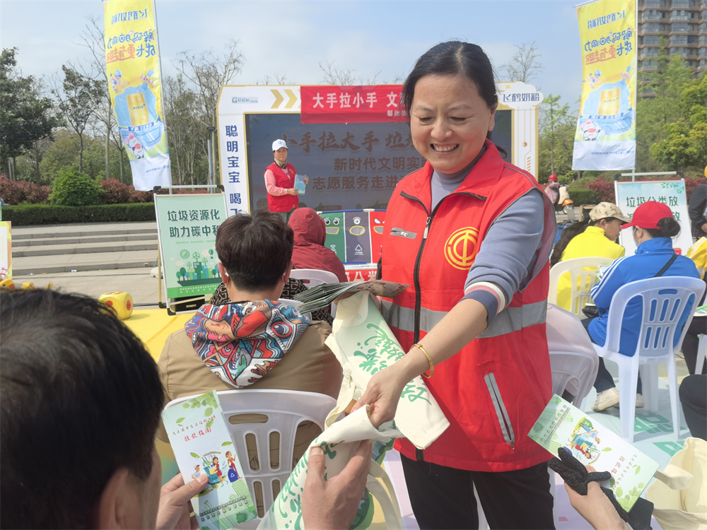 海州区郁洲街道:小手拉大手垃圾巧分类(图2)