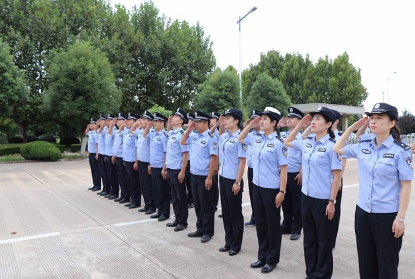 连云港赣榆警方30余名青年民警参加升国旗暨