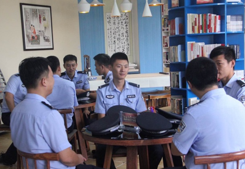 连云港赣榆警方30余名青年民警参加升国旗暨