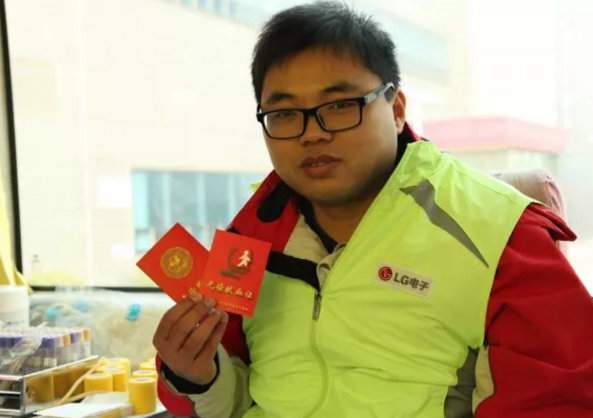 南京LG新年无偿献血400余人撸袖子