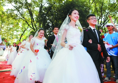 第10届梅钢青年集体婚礼在梅钢厂前公园举行 13对新人参加
