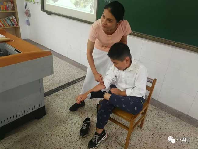 中医药文化进校园--小小中医师走进南京市双