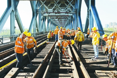 昨天,南京大桥铁路明桥面进行大修.