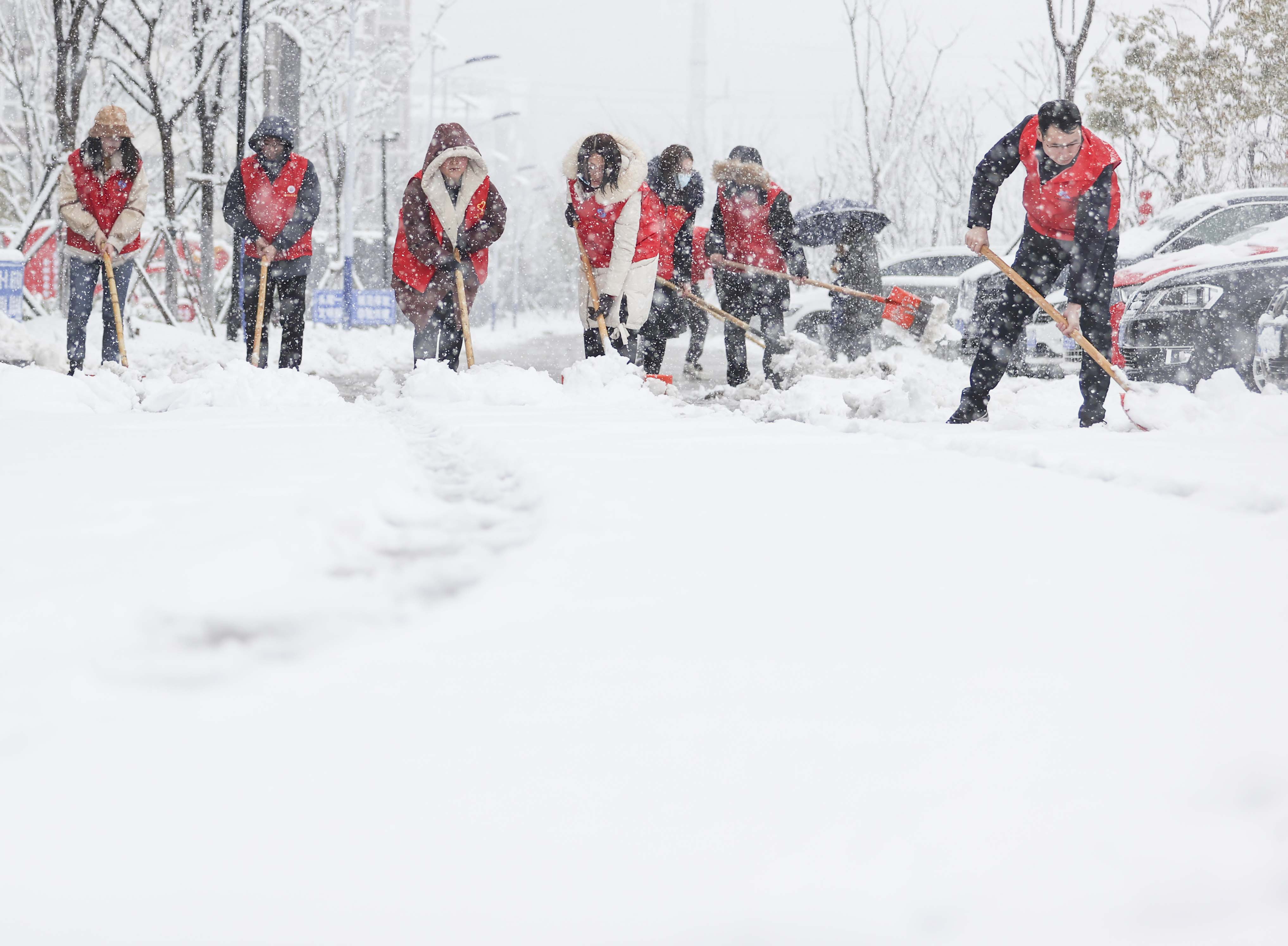 雨花台区古雄街道社区志愿者、城管队员、环卫工人扫雪防冻。 南京日报/紫金山新闻记者 冯芃 通讯员 蒋丽媛 摄