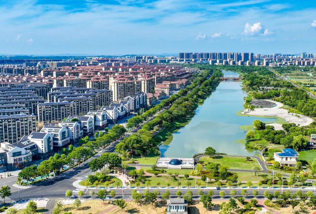 近日,整治后的高淳区石固河水清岸绿,成为居民散步休闲的新去处。