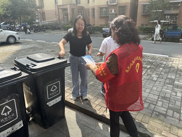 沙洲街道莲花北IM电竞苑社区开展“我是党员我先行我到桶边来报告”志愿服务活动(图2)