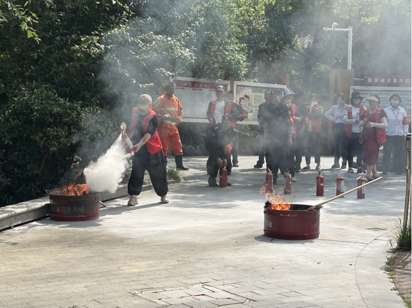 星空体育：江心洲街道洲岛家园社区开展“安全生产月”消防演练活动(图1)