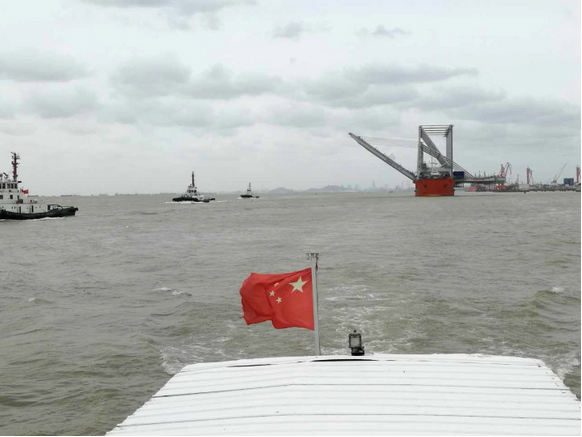 长江史上最宽船载4台集装箱桥吊安全离通