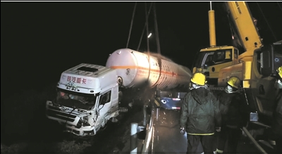 启东市聚阳路口北两公里处发生两车相撞 22吨“庞然大物”翻入沟渠