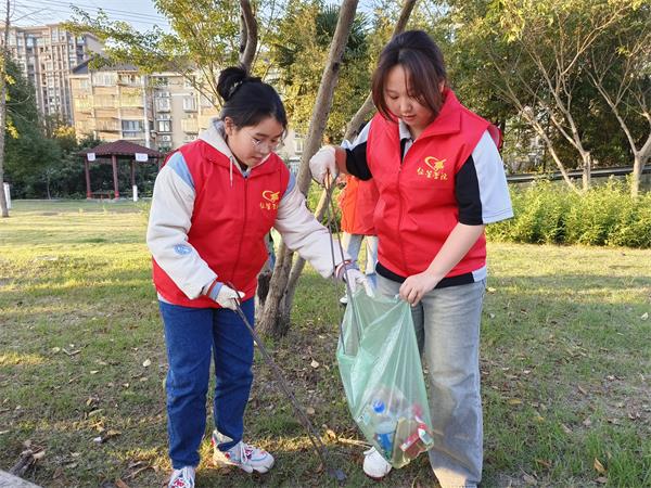 南通绽放大学共同任港街道展开“垃圾分类环保完美体育官网同行”重心行为(图1)