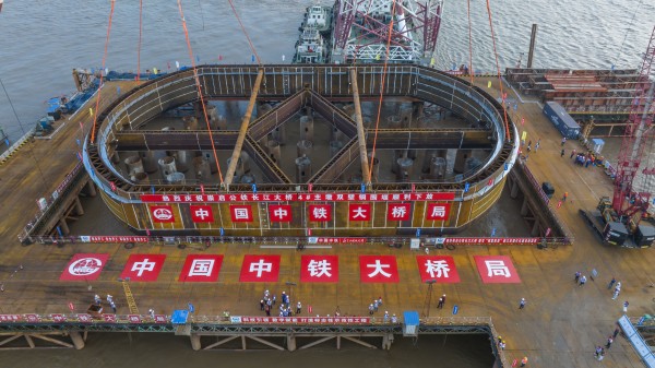 完美体育崇启公铁长江大桥4号主墩钢围堰完成首次封底(图2)