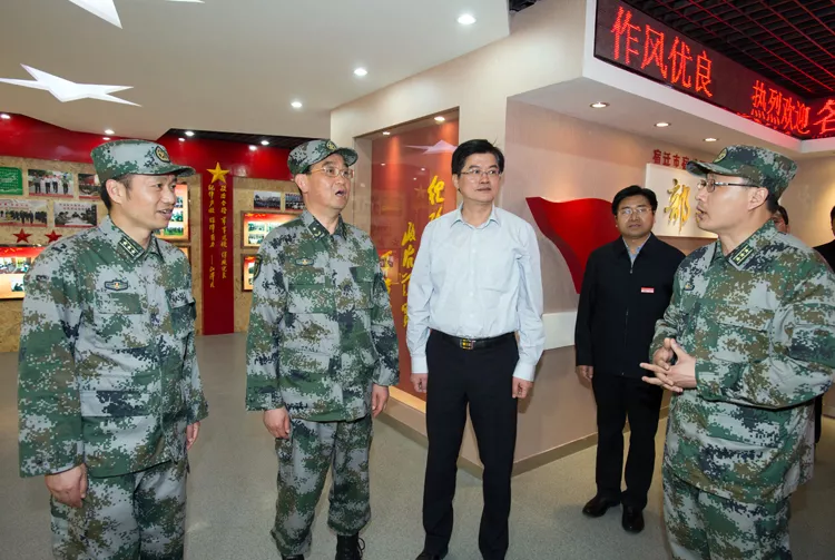 今年7月27日,福建省召开征兵工作电视电话会议,王滨以省军区司令员