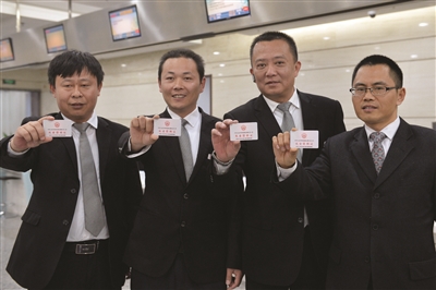 南京首批网约车驾驶员从业资格证发放